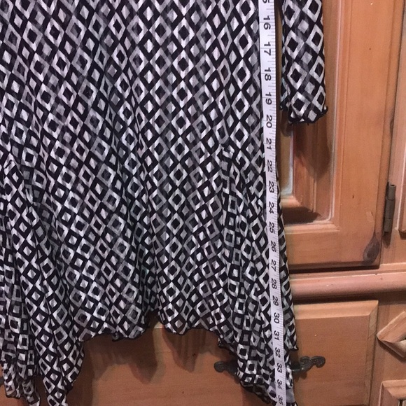Black and White Geometric Patterned Top - Picture 2 of 4